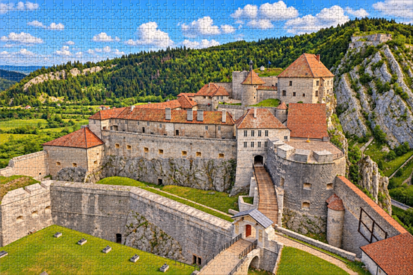 Puzzle 2000 pièces Château de Joux terminé avec pièces visibles – Haut-Doubs