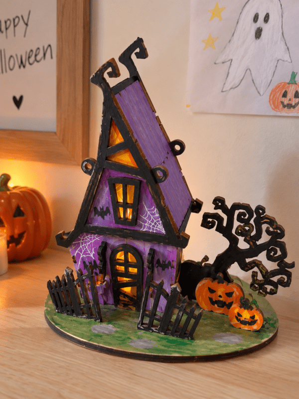 Maison de sorcière en bois peinte et personnalisée pour Halloween – exemple de réalisation du kit DIY L’Épicurieuse