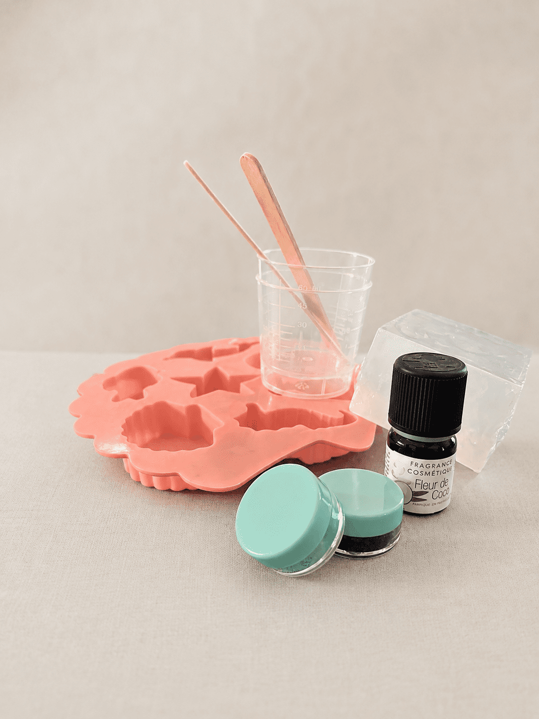 Fabriquez 4 savons inspirés de l’océan avec ce kit DIY dès 6 ans accompagné. Base Melt & Pour Stephenson, parfum Fleur de Coco, micas colorés et notice illustrée. Une activité créative signée L’Épicurieuse.