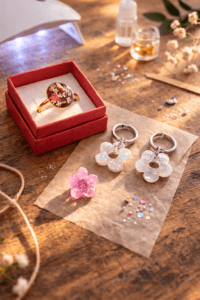 atelier résine UV enfant création bijou DIY Rochejean L’Épicurieuse