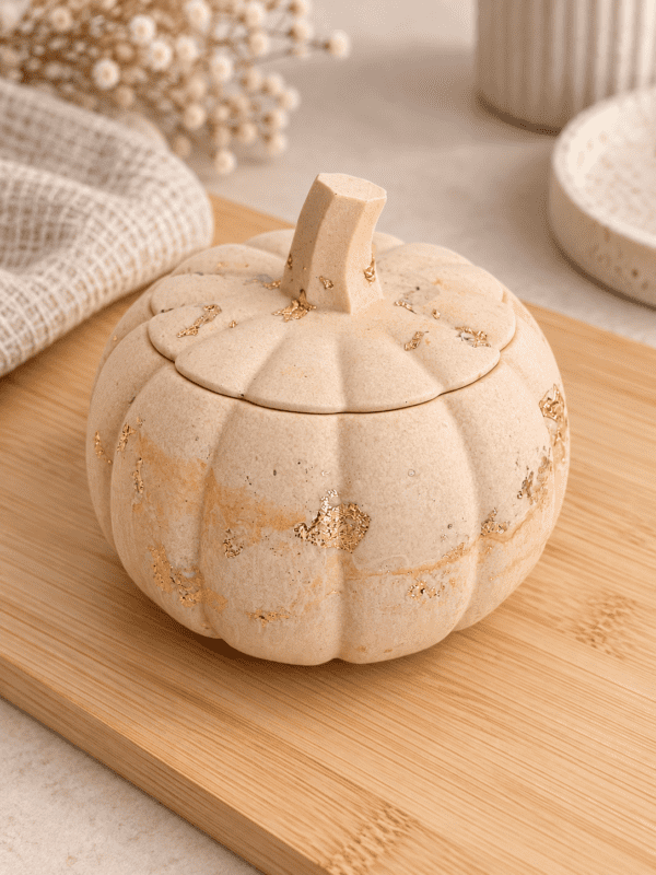 Boîte citrouille en Jesmonite effet marbré orange avec éclats de feuille dorée