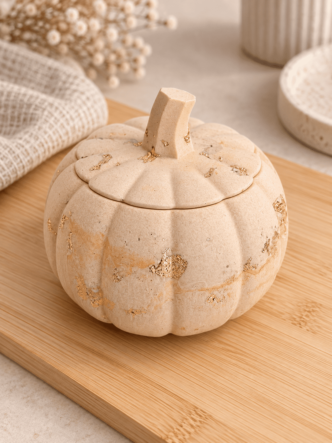 Boîte citrouille en Jesmonite effet marbré orange avec éclats de feuille dorée