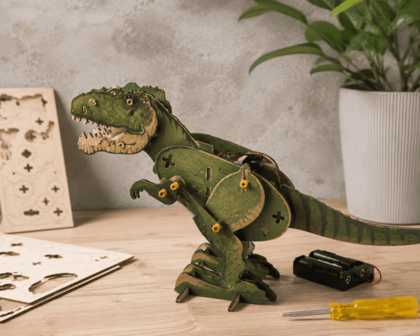 Dinosaure articulé et motorisé en bois réalisé par un enfant lors d’un atelier créatif à Métabief.