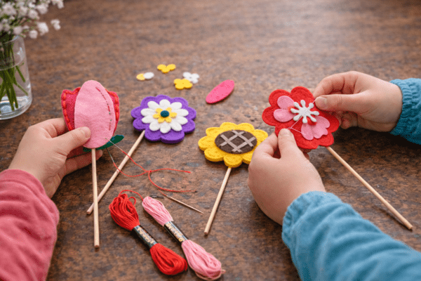 atelier décoration feutrine enfant activité manuelle Rochejean marché créateurs