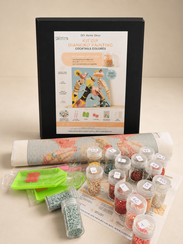 Kit DIY Diamond Painting Cocktails Colorés avec diamants triés en boîtes réutilisables.