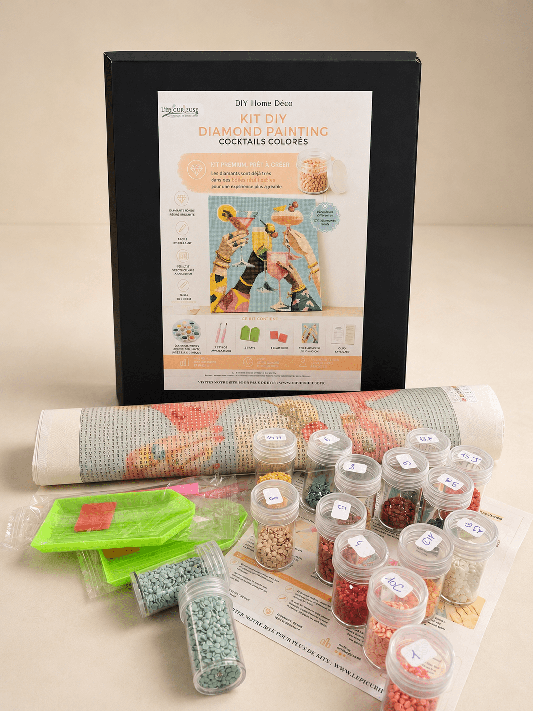 Kit DIY Diamond Painting Cocktails Colorés avec diamants triés en boîtes réutilisables.