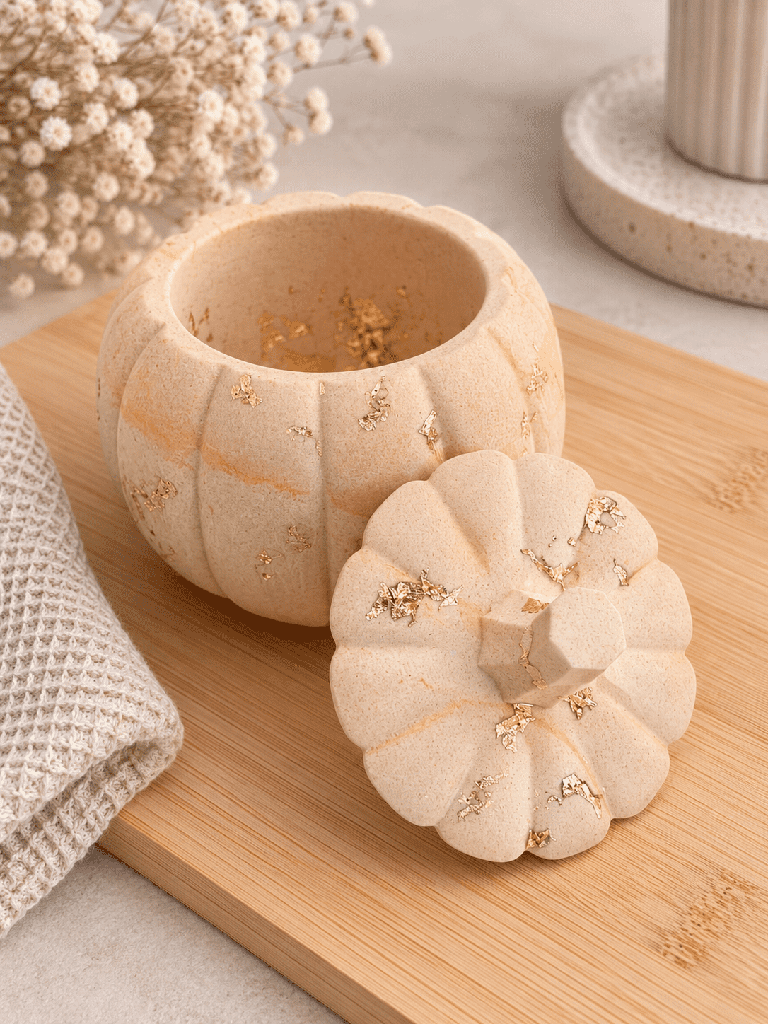 Boîte citrouille en Jesmonite effet marbré orange avec éclats de feuille dorée