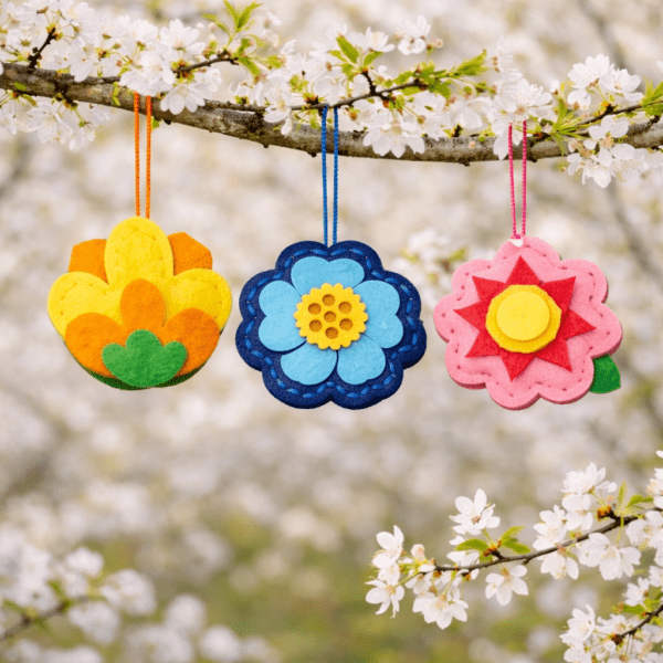 Fleurs en feutrine colorées réalisées avec le kit La Prairie Enchantée