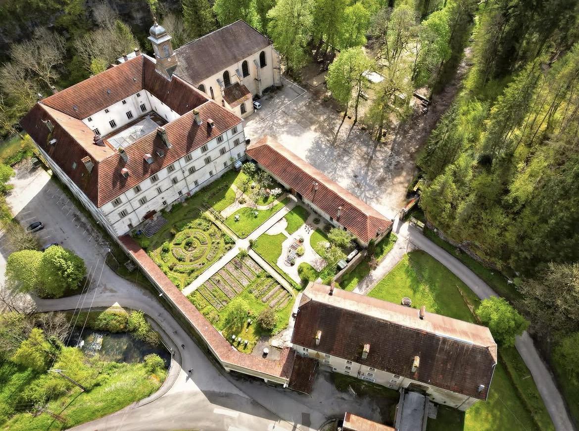 Vue aérienne du Monastère de Val de Consolation utilisée comme modèle pour la peinture au numéro