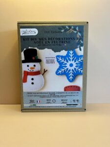 Kit créatif de Noël L’Épicurieuse, vue du contenu avec feutrine, fils et rembourrage pour décorations hivernales