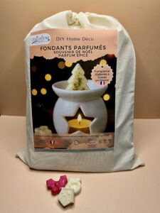 Coffret fermé du kit fondants parfumés de Noël, décoré dans une ambiance festive.