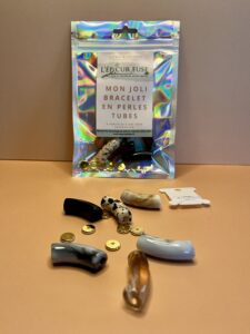 Kit fermé Un mini coffret élégant et pratique contenant tout le nécessaire pour créer un bracelet aux tons neutres et intemporels.
