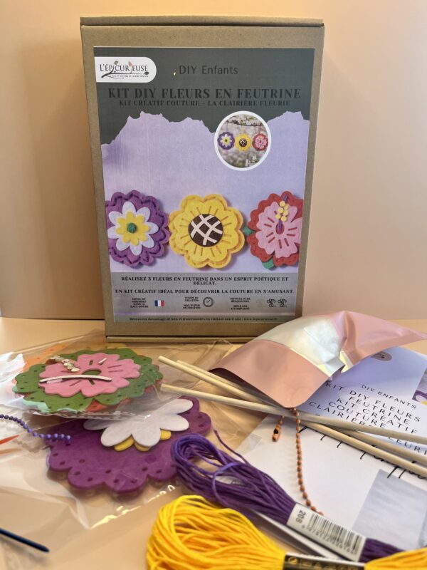 Détails kit DIY fleurs en feutrine enfant avec fils, feutrine et accessoires couture