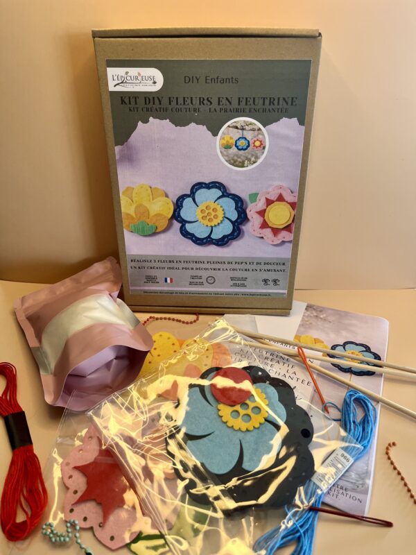 Contenu kit fleurs en feutrine enfant avec pièces en feutrine, fils colorés, aiguilles et tiges en bois