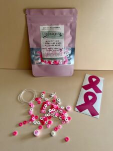 Kit bracelet HOPE Octobre Rose avec sachet rose et perles heishi colorées.