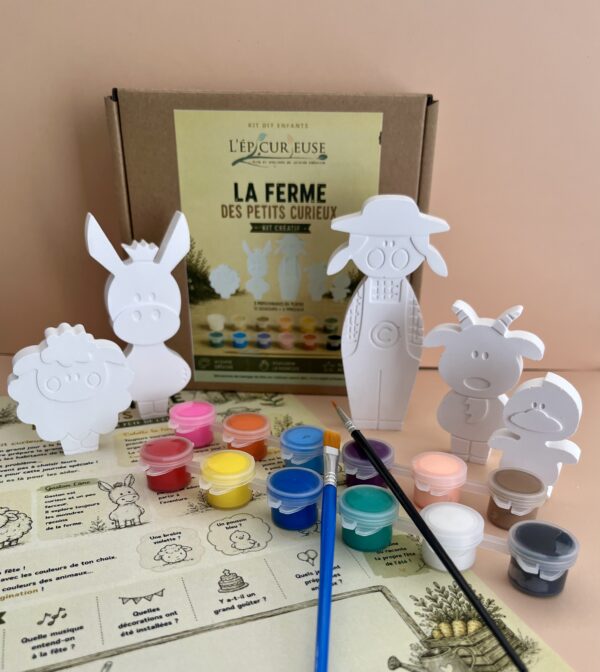 Kit DIY enfant La Ferme des Petits Curieux avec cinq personnages en plâtre à peindre, douze couleurs et deux pinceaux.