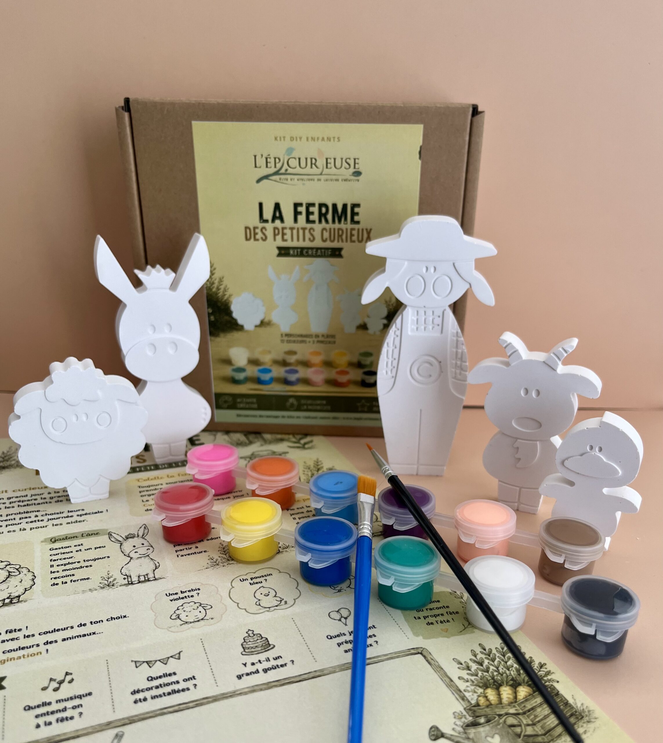 Kit DIY enfant La Ferme des Petits Curieux avec cinq personnages en plâtre à peindre, douze couleurs et deux pinceaux.